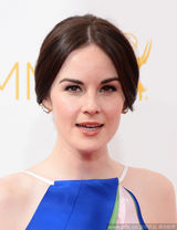 组图：米歇尔-道克瑞蓝白挂脖礼服亮相艾美红毯