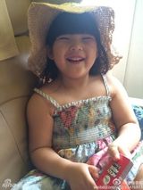 组图：王诗龄戴草帽变田园小妞 笑脸嘟嘟惹人爱