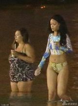组图：蕾哈娜深夜赴海边派对 豹纹三角泳裤吸睛