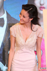 组图：刘雨欣深V裙大秀事业线 自曝想整容