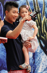 组图：李小鹏携妻女现身 奥莉偷窥狗仔萌萌哒