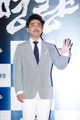 组图：崔岷植李贞贤亮相《鸣梁》试映会