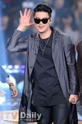 组图：BoA与EXO-K劲歌热舞助阵MCD十周年