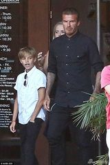 组图：贝克汉姆当孩子王带娃出街 小七粉色头饰抢眼