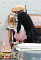 组图：乌玛-瑟曼抱娃现身 女儿挥手萌态十足