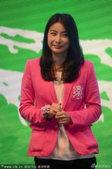 组图：郭晶晶粉嫩亮相与杨威热聊 似交流育儿经