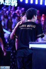 组图：海清《好舞蹈》现场坠台 跌倒负伤