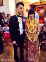 组图：广东新娘结婚挂70个金镯 新郎戴多条金链