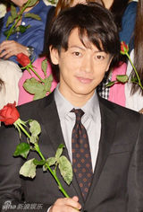 组图：佐藤健渡部笃郎父子刑警现身引粉丝尖叫