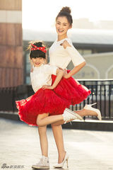 组图：毛林林“亲子”写真 与张籽沐宛如母女