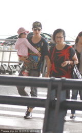 组图：吴尊抱女儿现身机场 教neinei飞吻道别