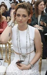 组图：暮光女短发新造型亮相 透视灯笼裤露蛮腰