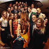 组图：牵着男友环游世界的背影女神要嫁了