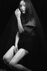 组图：江一燕写真性感鬼魅 黑白大片野蛮癫狂