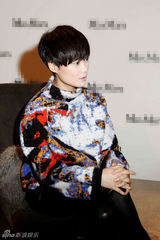 组图：李宇春出席时尚活动 潮装亮相气场十足