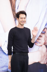 组图：孔孝真带伤上阵携赵寅成宣传新剧