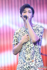 组图：炎亚纶演出人气爆棚 自曝好身材下次再秀