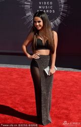 组图：Becky G红毯争艳 穿露脐装大挤乳沟