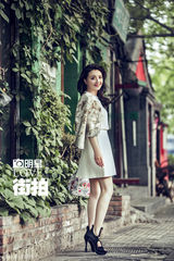 明星爱街拍：孙茜走过红墙与时尚 夏日裙角飞扬