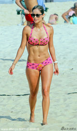 组图：哥伦比亚国脚享艳福 娇妻三点式身材曼妙