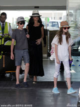 组图：道格拉斯全家抵机场 泽塔琼斯小露香肩