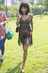 组图：吉克隽逸首次献唱音乐节 流苏装皮肤黝黑