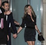 组图：安妮斯顿携未婚夫恩爱亮相力破分手传闻