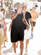 组图：威尔史密斯海滩遭围堵 女粉丝裸上身狂追