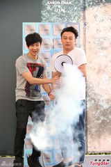 组图：林俊杰助阵陈奕迅新专辑 现场玩鸳鸯戏水