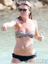 组图：自信满满！40岁凯特-摩丝比基尼秀身材