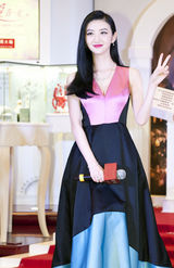 组图：景甜深V裙出席活动 粉面桃唇全程甜笑