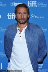 组图：汤姆-哈迪秀壮硕身材 亲密揽美艳劳米-拉佩斯