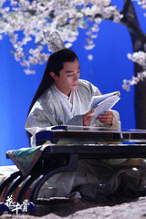 组图：《花千骨》工作照 霍建华变身优雅工作狂