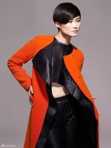 组图：李宇春WhyMe再曝海报 表情鬼马秀长腿