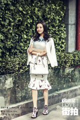 明星爱街拍：孙茜走过红墙与时尚 夏日裙角飞扬