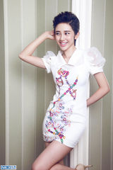 组图：唐艺昕时尚写真 凌厉短发甜美俏丽