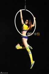 组图：火炬圣女裸腿大开助威世界杯桑巴军团