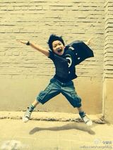 组图：曹格儿子变暖男 齐刘海可爱呆萌