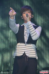 组图：炎亚纶雕型外露 卖力演出爆筋飆高音