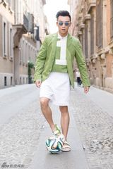 街拍时刻[1\/8]组图:郑恺米兰街头踢足球助阵世