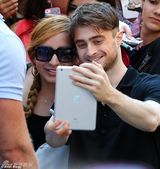 组图：哈利波特丹尼尔-雷德克里夫与粉丝玩自拍 笑容灿烂来者不拒