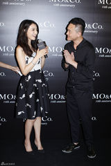 组图：高圆圆复古抹胸连体伞裙 酷感优雅亮相