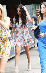 组图：赛琳娜带黑超穿印花裙现身大笑心情好