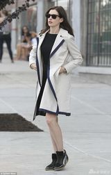 组图：御姐范儿！安妮-海瑟薇穿皮裙拍戏 戴墨镜冷酷