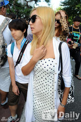 组图：Super Junior回归赴电视台彩排 粉丝围堵拍照忙