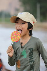 组图：吴妈跟驴交朋友 萌娃带宝宝变小家长