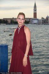 组图：44岁乌玛瑟曼贵气现身 透视红裙蛮腰隐现