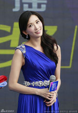 组图：林志玲露肩裙捞金 托腮抿嘴卖萌停不下来