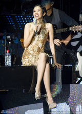 组图：莫文蔚变身老上海名伶 流苏短裙秀美腿