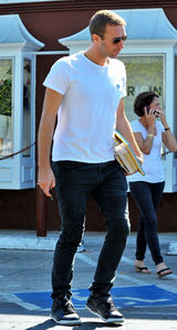 组图：单身克里斯-马汀简装驾车购物 买书充电